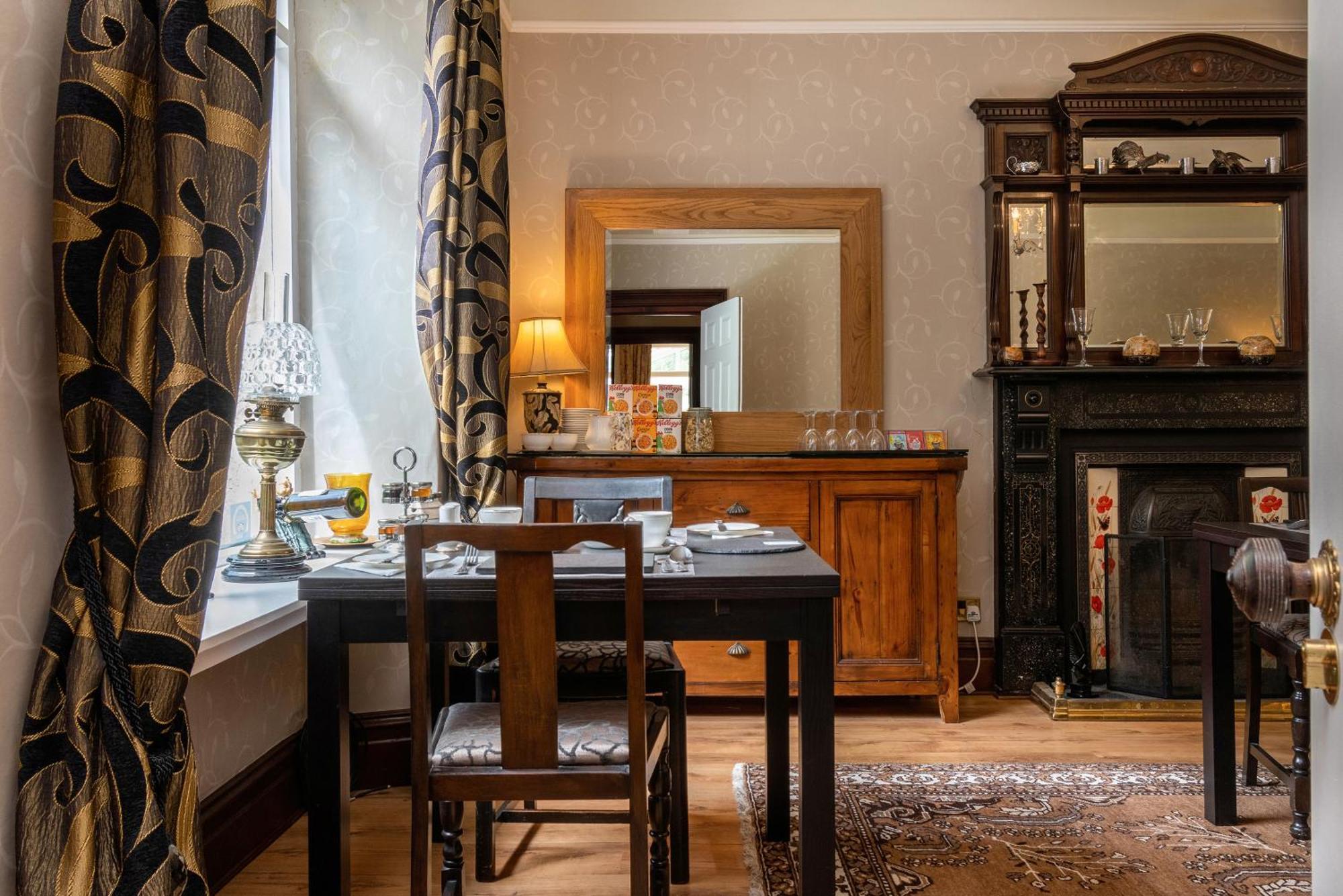 Afon Rhaiadr Country House 돌겔라우 외부 사진