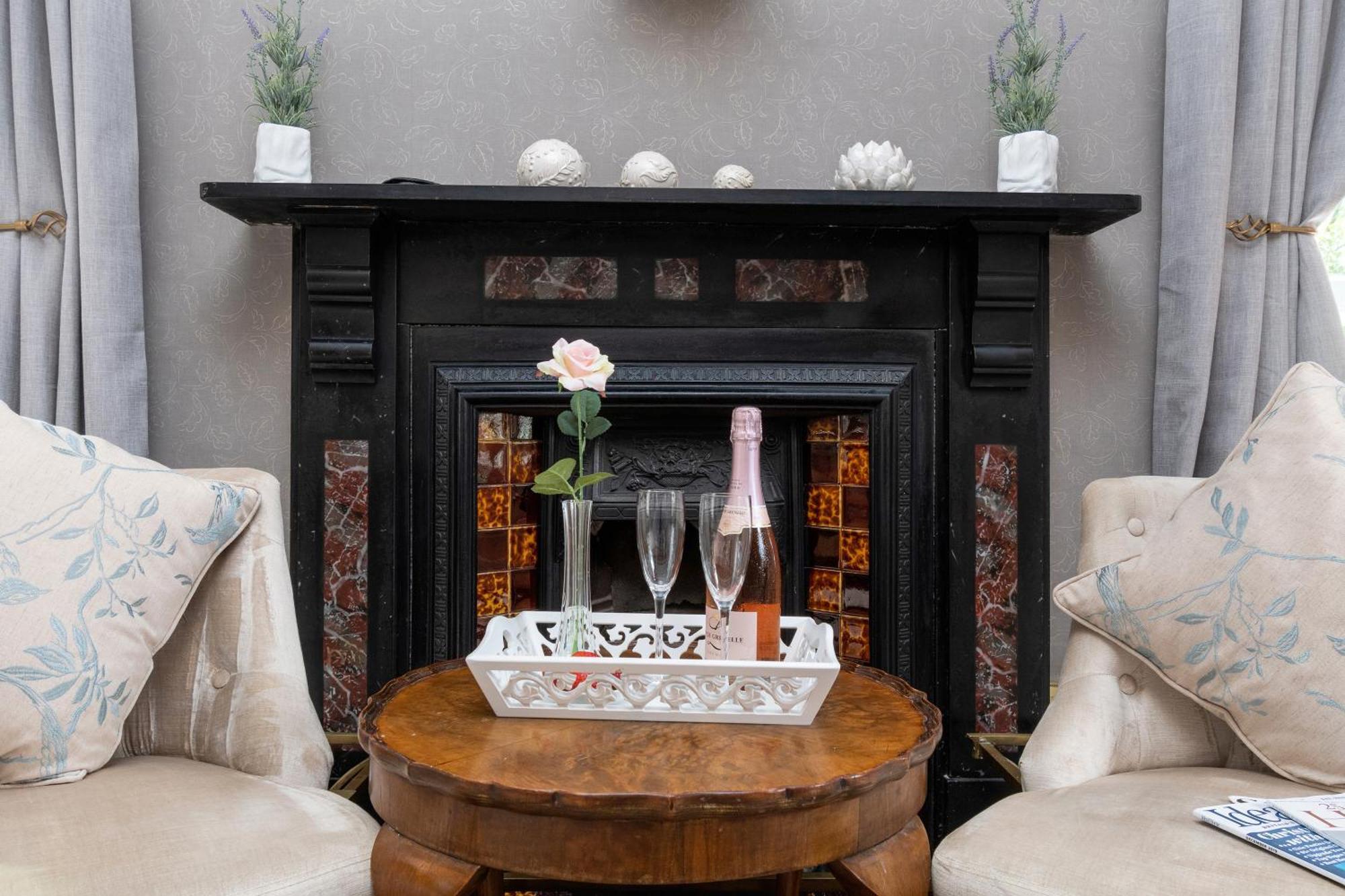 Afon Rhaiadr Country House 돌겔라우 외부 사진