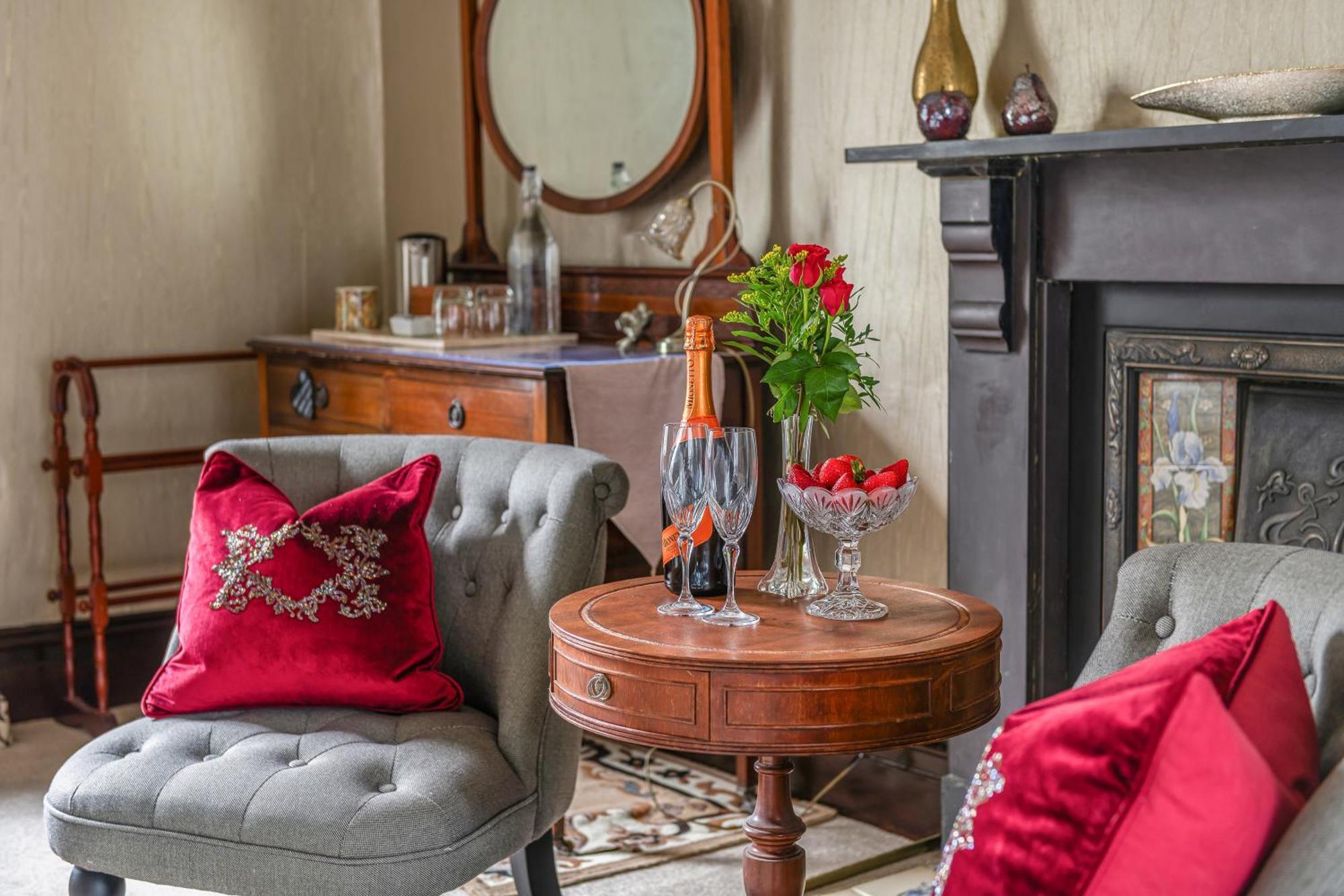 Afon Rhaiadr Country House 돌겔라우 외부 사진